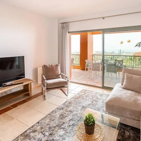 Apartment Royal W/shared Pool, Terrace &a/c Malaga