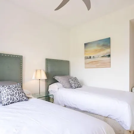 Apartment Royal W/shared Pool, Terrace &a/c *