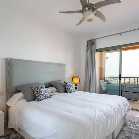 Royal W/shared Pool, Terrace &a/c Apartment Malaga