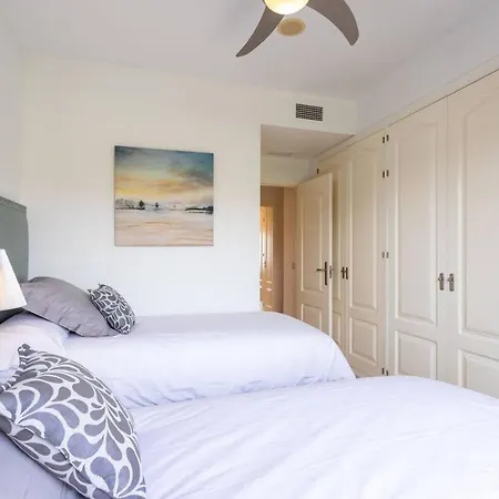 Royal W/shared Pool, Terrace &a/c Apartment